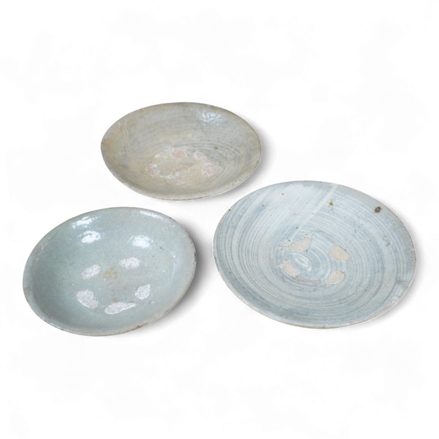 A Korean celadon dish and two Korean Pongchong dishes, Goryeo dynasty, largest 13cm